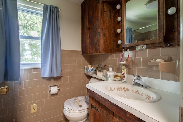 431 Haddon Ln, Winchester, TN 37398 - full bathroom with curtained shower, vanity, and tile walls