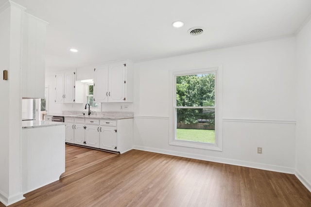 415 Porter Cir, Columbia, TN 38401 - kitchen featuring light countertops, light wood-style floors, white cabinets, and recessed lighting