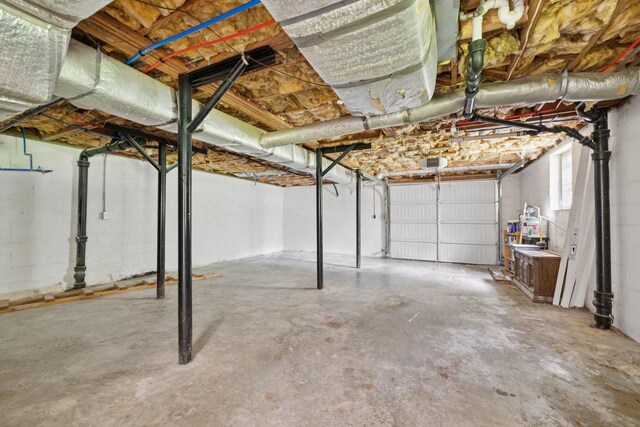 415 Porter Cir, Columbia, TN 38401 - garage featuring concrete block wall