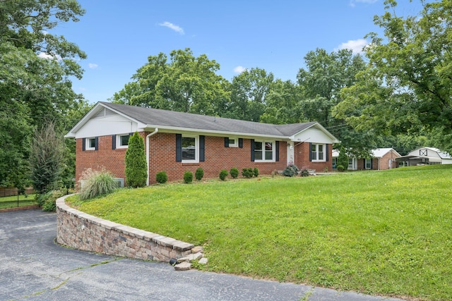 415 Porter Cir, Columbia, TN 38401 - ranch-style home with brick siding, a front lawn, and asphalt driveway