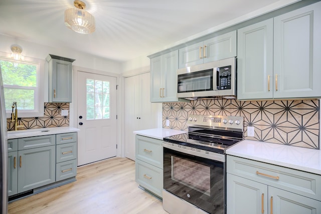 445 High Point Rd, Clarksville, TN 37042 - kitchen with stainless steel appliances, plenty of natural light, backsplash, and light countertops