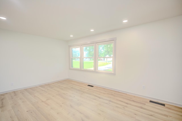 445 High Point Rd, Clarksville, TN 37042 - unfurnished room featuring wood finished floors and recessed lighting