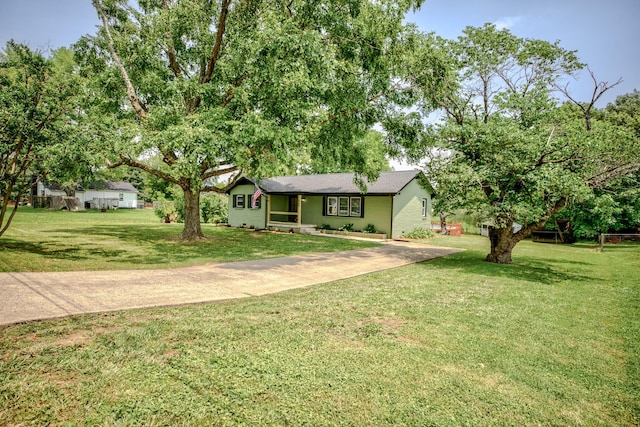 445 High Point Rd, Clarksville, TN 37042 - ranch-style home with a front lawn