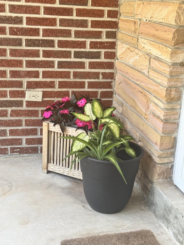 625 College Ave E, Carthage, TN 37030 - detailed view of brick siding