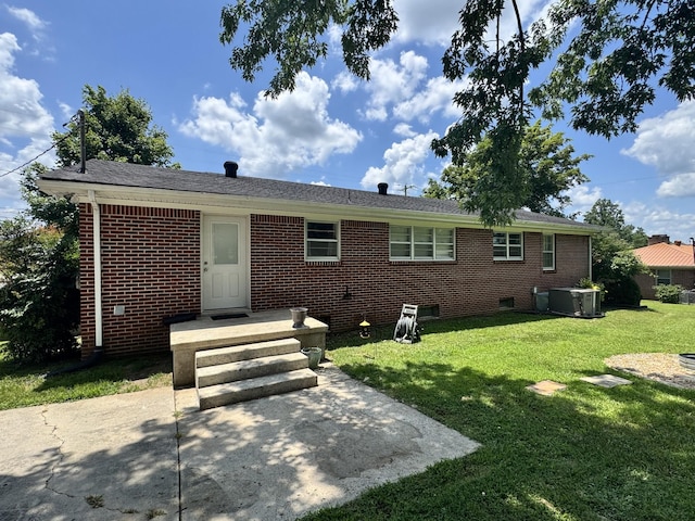 625 College Ave E, Carthage, TN 37030 - view of front of home with brick siding and a front yard