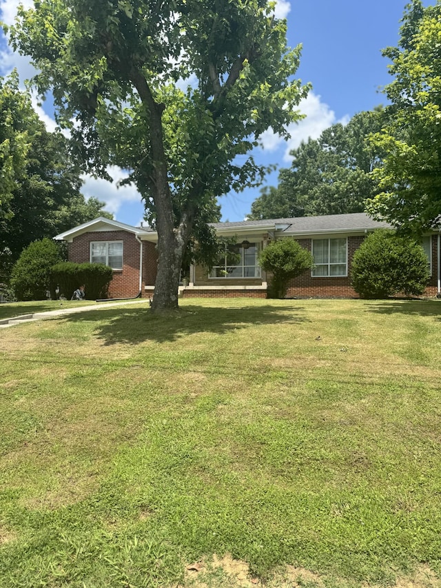 625 College Ave E, Carthage, TN 37030 - ranch-style home with brick siding and a front lawn