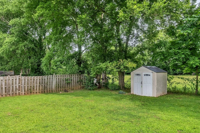 1611 London Dr, Columbia, TN 38401 - view of yard with a storage unit