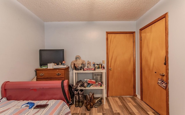 5011 Sunny Acres Dr, Waynesboro, TN 38485 - bedroom featuring wood finished floors and a textured ceiling