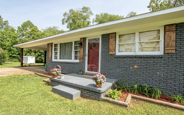 5011 Sunny Acres Dr, Waynesboro, TN 38485 - ranch-style house with brick siding, a front yard, driveway, and a carport