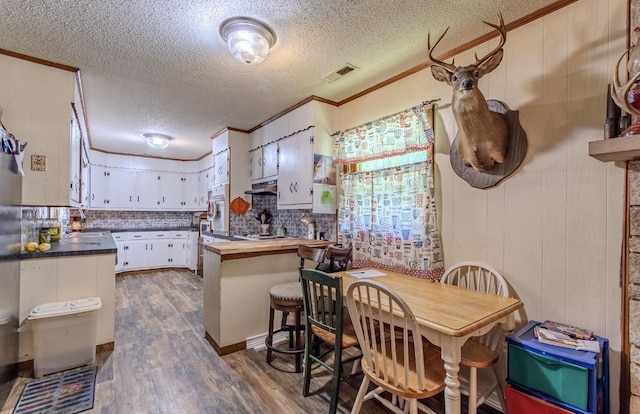 5011 Sunny Acres Dr, Waynesboro, TN 38485 - kitchen with crown molding, dark wood-style floors, a textured ceiling, white cabinetry, and gas cooktop
