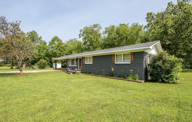 5011 Sunny Acres Dr, Waynesboro, TN 38485 - ranch-style house featuring a front lawn, brick siding, and driveway