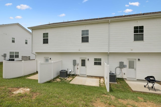 344 Kristen Ct, Columbia, TN 38401 - back of property with a patio