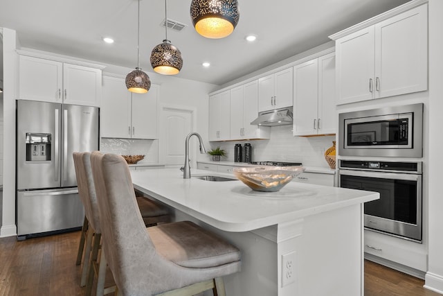 805 Dunbar Ct, Goodlettsville, TN 37072 - kitchen featuring stainless steel appliances, backsplash, under cabinet range hood, light countertops, and a center island with sink