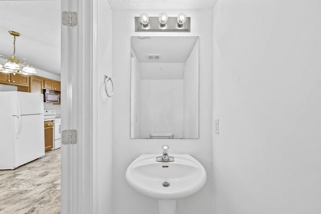 912 Patty Cv, La Vergne, TN 37086 - bathroom featuring a sink