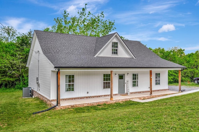 94 Hickory Ridge Ln, Woodbury, TN 37190 - modern farmhouse style home featuring a shingled roof, a front yard, and a patio area