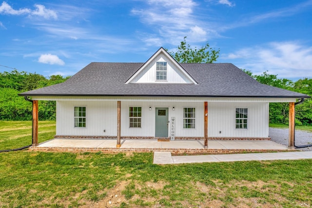 94 Hickory Ridge Ln, Woodbury, TN 37190 - modern inspired farmhouse featuring a shingled roof, a front yard, and covered porch