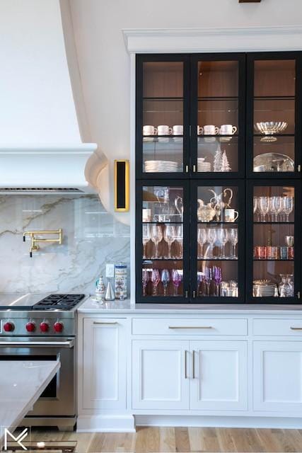 119 Winslow Rd, Franklin, TN 37064 - bar area featuring premium range, tasteful backsplash, and light wood-style floors