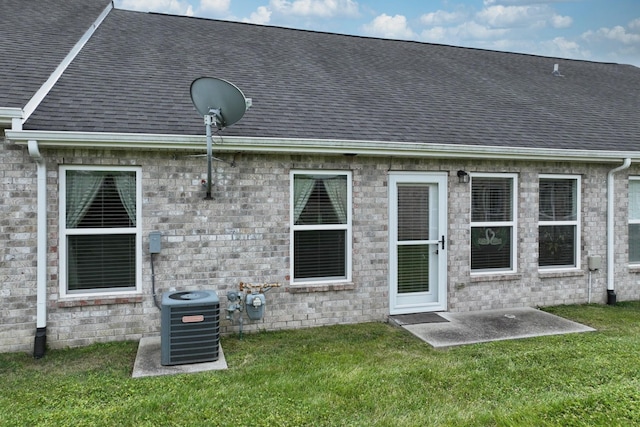 395 Devon Chase Hl Unit 3602, Gallatin, TN 37066 - rear view of property featuring a shingled roof and a yard