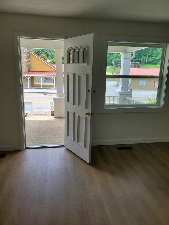1171 5th St, Jellico, TN 37762 - entryway featuring wood finished floors and baseboards