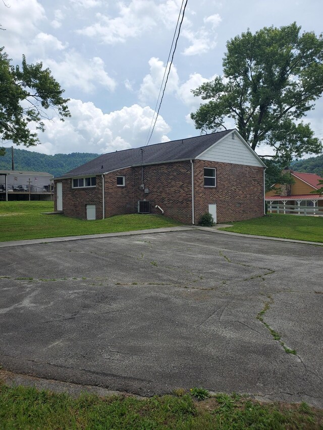 1171 5th St, Jellico, TN 37762 - view of side of property featuring brick siding and a lawn