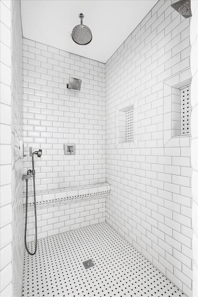 709 S Greenwood Ave S, Chattanooga, TN 37404 - full bath with tiled shower