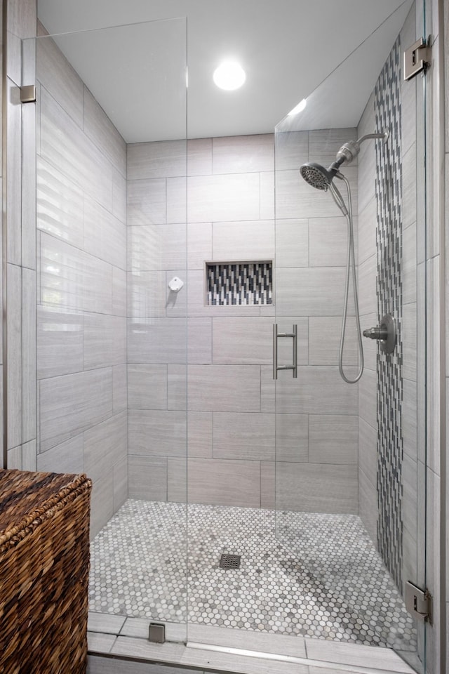 2913 New Hope Rd, Hendersonville, TN 37075 - full bathroom featuring a shower stall