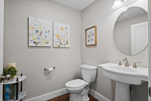 2913 New Hope Rd, Hendersonville, TN 37075 - bathroom featuring baseboards and wood finished floors