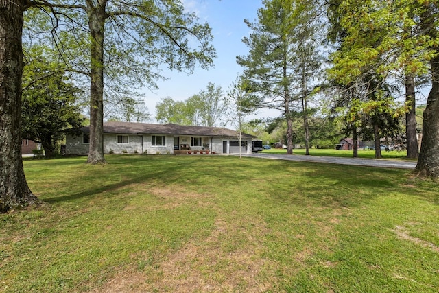 2913 New Hope Rd, Hendersonville, TN 37075 - ranch-style house featuring driveway, a front yard, and an attached carport