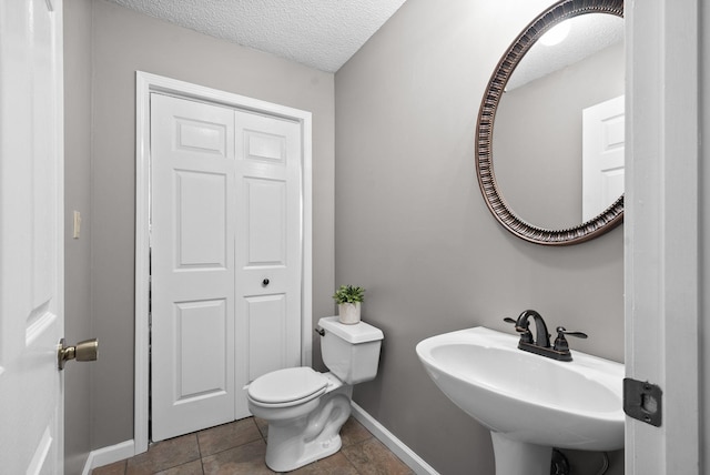 2430 Underwood Rd, Cunningham, TN 37052 - half bath featuring a textured ceiling