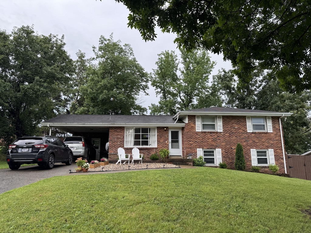 602 Glenpark Ct, Nashville, TN 37217 - tri-level home with driveway, brick siding, a carport, and a front yard