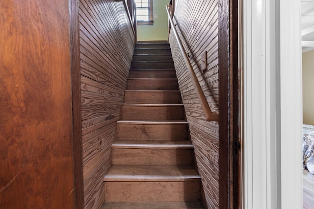 104 S Charlotte St, Dickson, TN 37055 - view of staircase