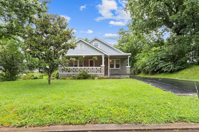 104 S Charlotte St, Dickson, TN 37055 - view of front facade featuring a porch and a front yard