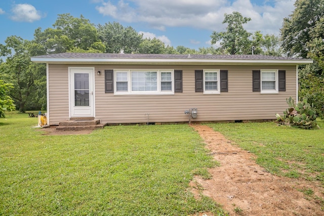 502 N Main St, Loretto, TN 38469 - view of front facade featuring crawl space and a front lawn