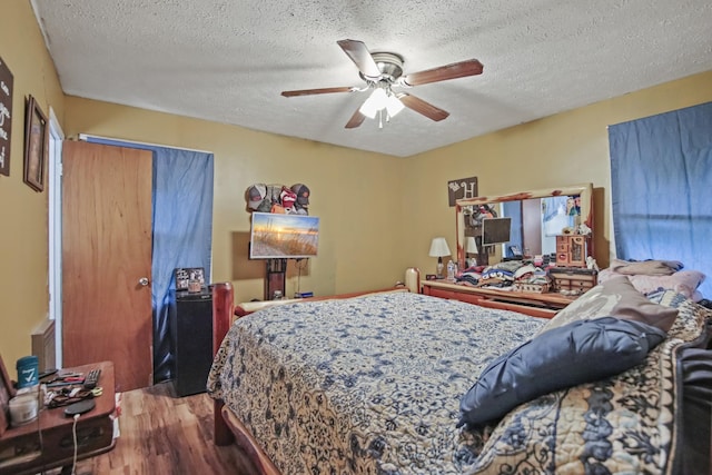 117 Hill Rd, Ardmore, TN 38449 - bedroom with wood finished floors, a textured ceiling, and a ceiling fan