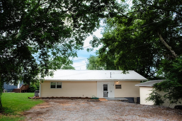 4295 Cairo Bend Rd, Lebanon, TN 37087 - view of front of house with a metal roof and a front lawn