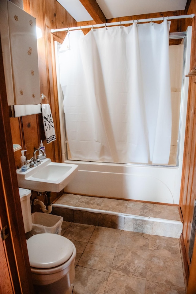 4295 Cairo Bend Rd, Lebanon, TN 37087 - bathroom featuring shower / bath combination with curtain and toilet