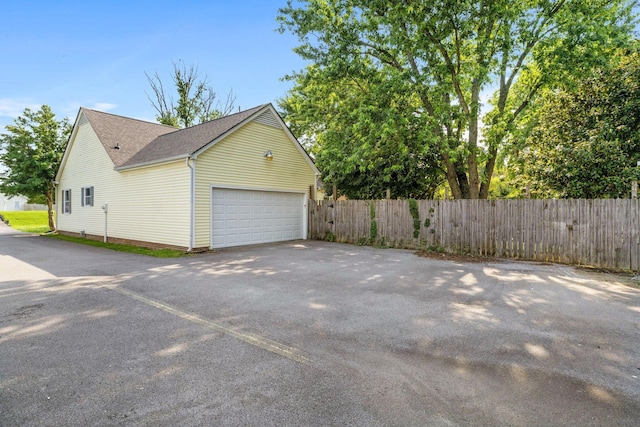 1409 E Northfield Blvd, Murfreesboro, TN 37130 - garage featuring asphalt driveway