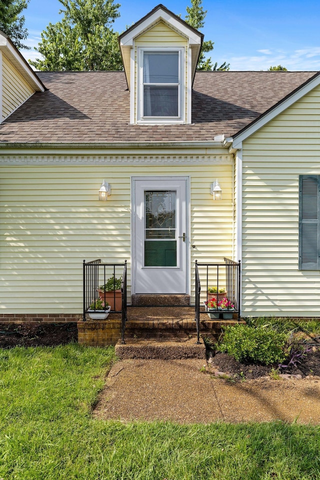 1409 E Northfield Blvd, Murfreesboro, TN 37130 - entrance to property featuring a shingled roof and a yard