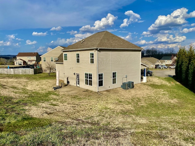 1808 Luke Ct, Columbia, TN 38401 - rear view of house featuring a shingled roof