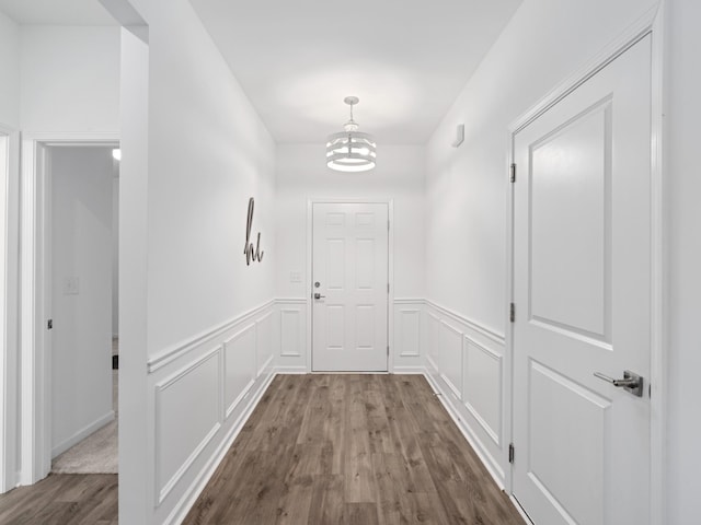 345 Winston Way, Gallatin, TN 37066 - corridor featuring wood finished floors, wainscoting, a chandelier, and a decorative wall