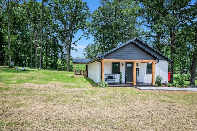 704 Pond Rd, Dickson, TN 37055 - modern farmhouse style home featuring a porch and a front yard