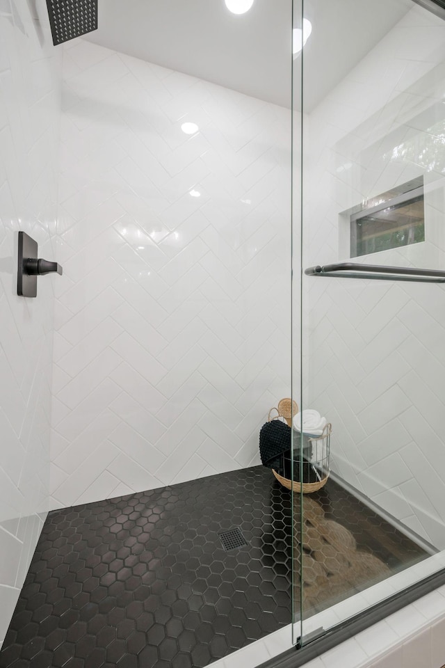 704 Pond Rd, Dickson, TN 37055 - bathroom featuring a shower stall