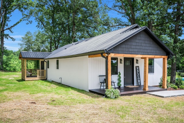 704 Pond Rd, Dickson, TN 37055 - modern farmhouse with covered porch, a front yard, and a metal roof