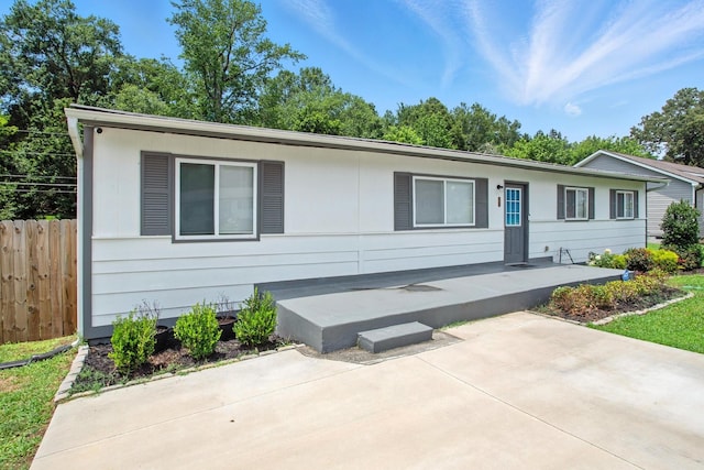 5011 Jarrett Rd, Chattanooga, TN 37416 - ranch-style house with a patio area