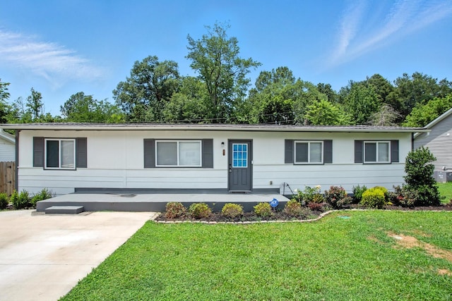 5011 Jarrett Rd, Chattanooga, TN 37416 - ranch-style home with a front yard