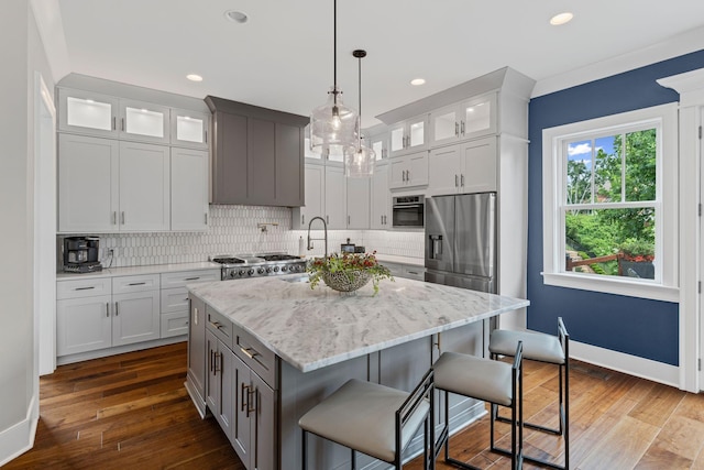 541 Lakeview Cir, Mount Juliet, TN 37122 - kitchen with decorative backsplash, a breakfast bar, dark wood-style flooring, an island with sink, and recessed lighting