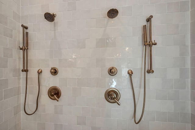 673 Billy Wynn Rd, Dickson, TN 37055 - bathroom with a tile shower