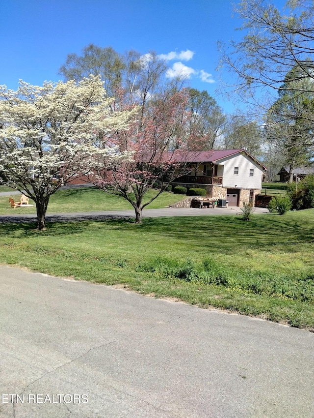 311 E Chestnut Hill Rd, Townsend, TN 37882 - view of front of property featuring a garage and a front lawn