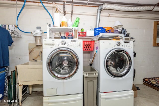 311 E Chestnut Hill Rd, Townsend, TN 37882 - laundry room with independent washer and dryer and concrete block wall