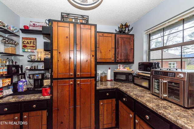 311 E Chestnut Hill Rd, Townsend, TN 37882 - kitchen with black microwave, a textured ceiling, and dark countertops